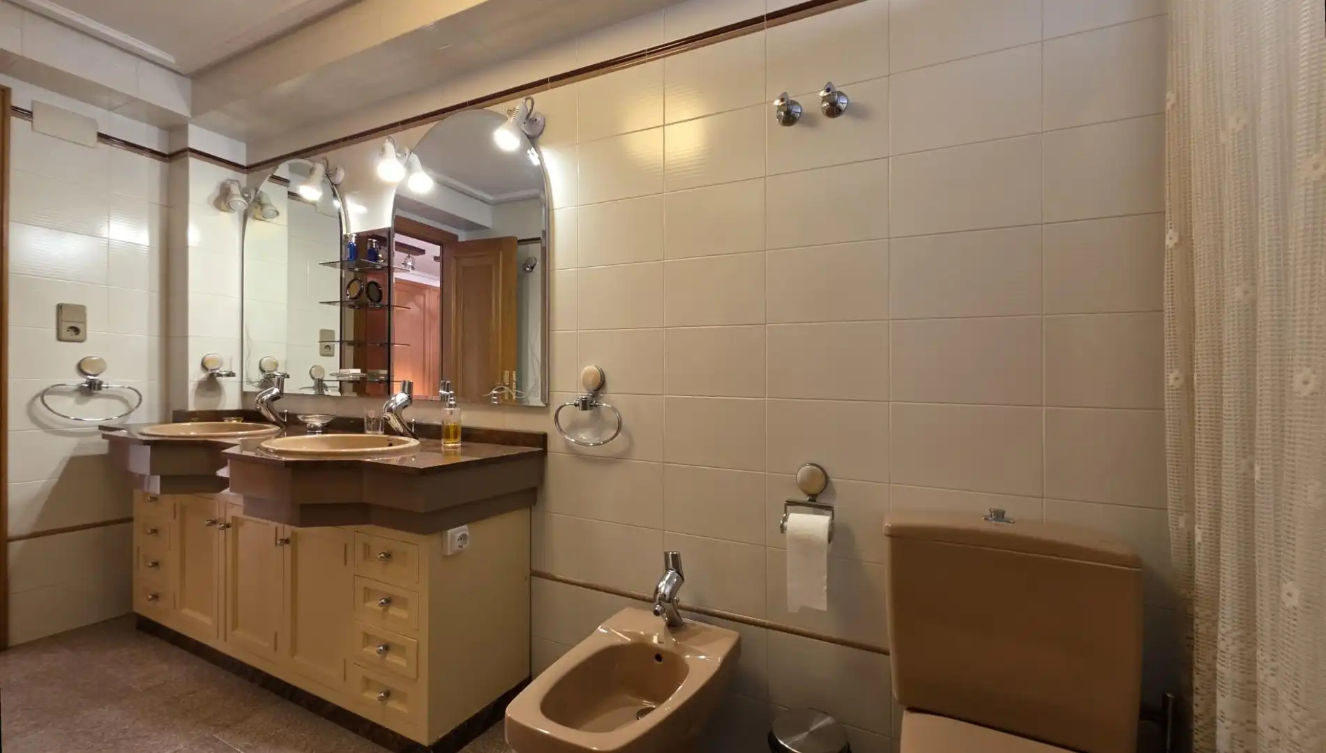 Bathroom of Houses for sale in Elche / Elx  with Air Conditioner, Private garden and Parquet flooring