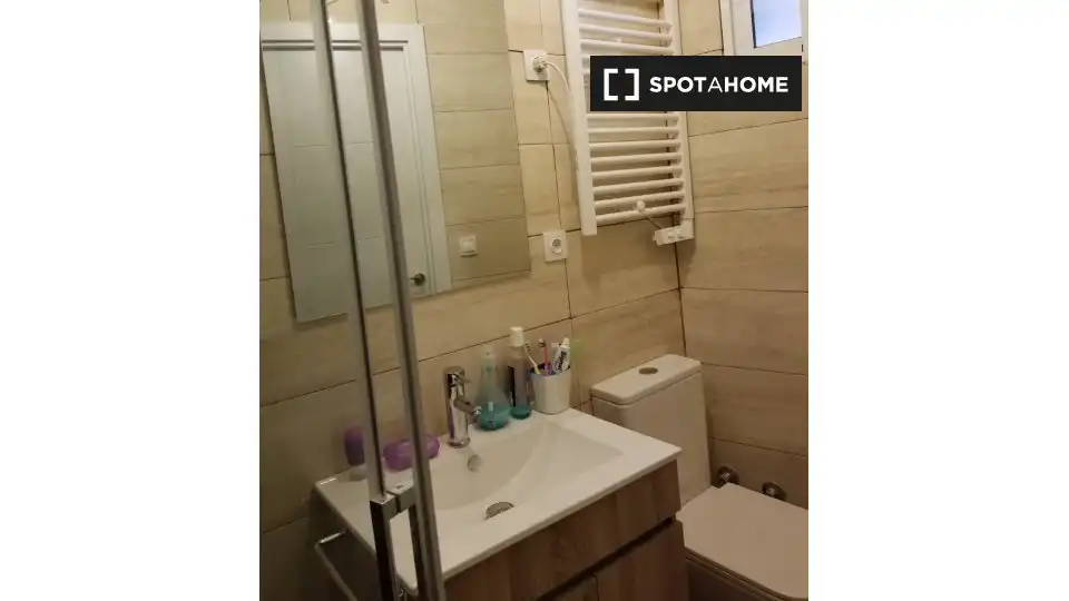 Baño de Piso para compartir en Sevilla con Aire acondicionado, Calefacción y Amueblado