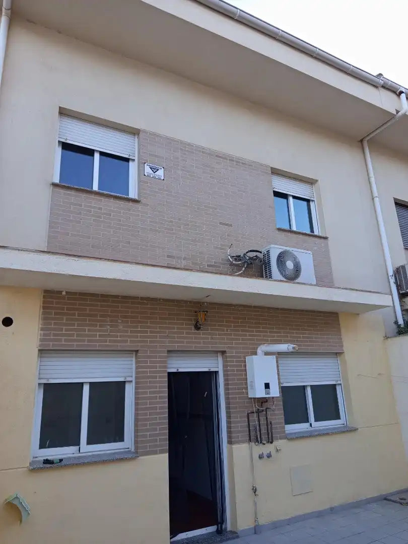 Vista exterior de Casa adosada en venta en Jaén con Calefacción y Terraza