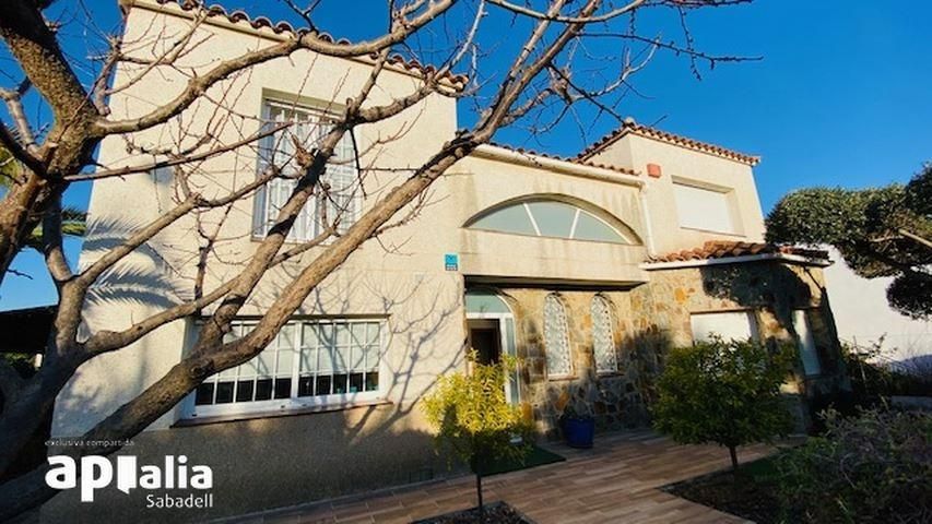 Vista exterior de Casa o xalet en venda en Sabadell amb Calefacció, Jardí privat i Terrassa