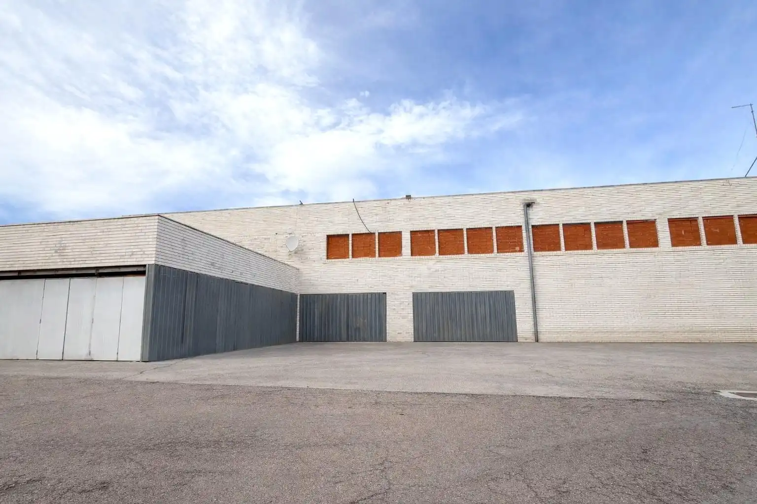 Außenansicht von Fabrikhallen zum Verkauf in Sagunto / Sagunt