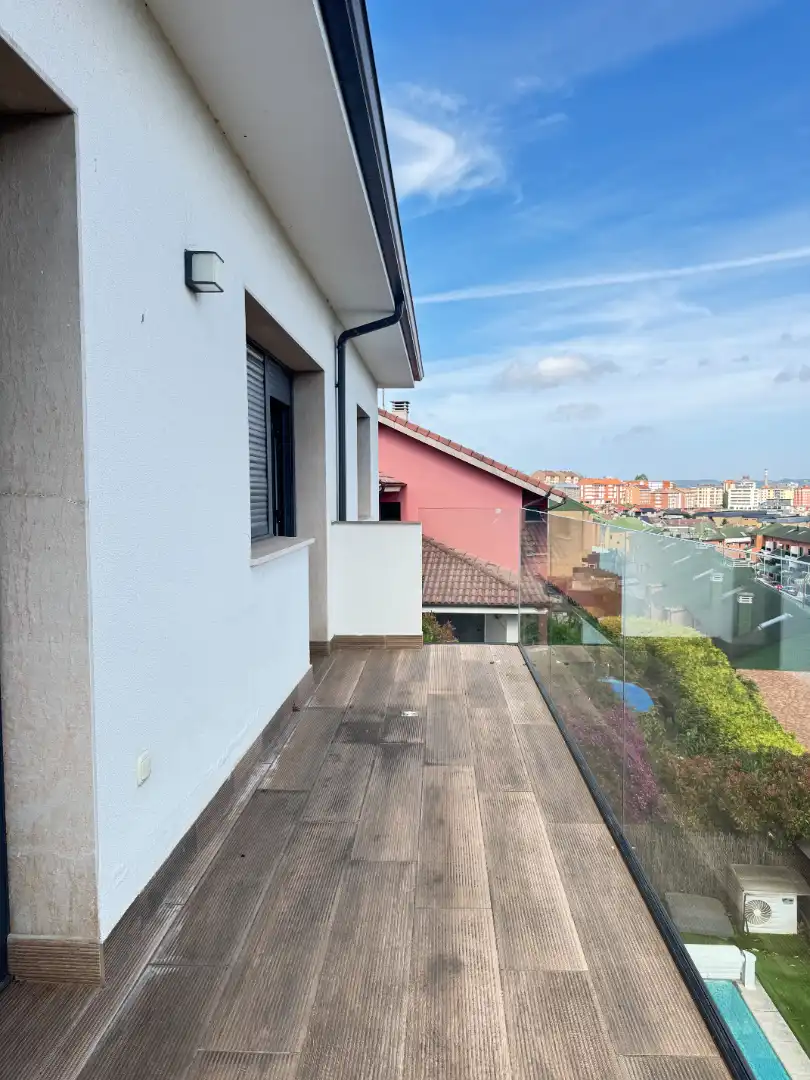 Terrassa de Casa o xalet en venda en Avilés amb Calefacció, Jardí privat i Parquet