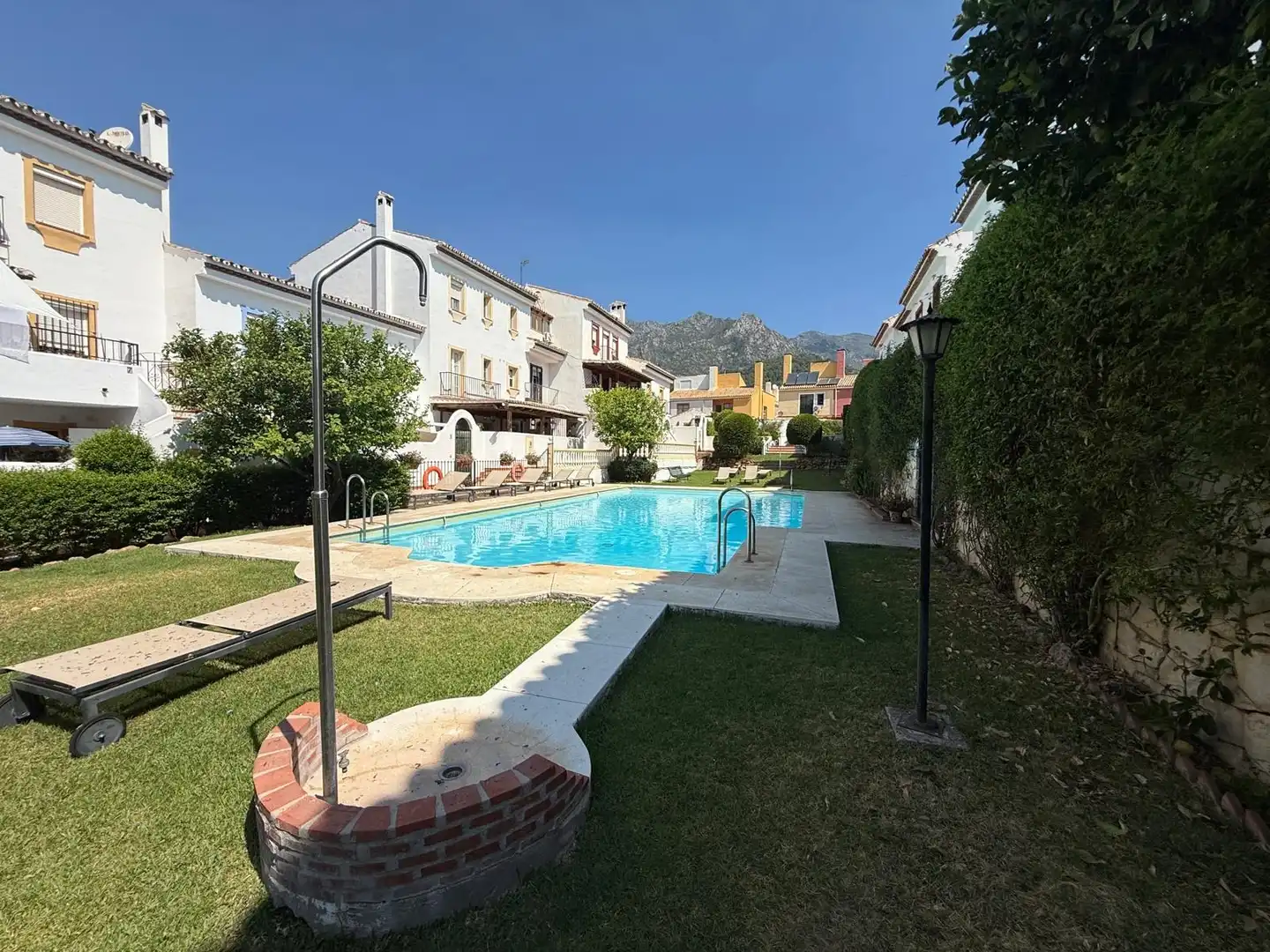 Vista exterior de Casa adosada en venda en Marbella amb Aire condicionat, Traster i Balcó