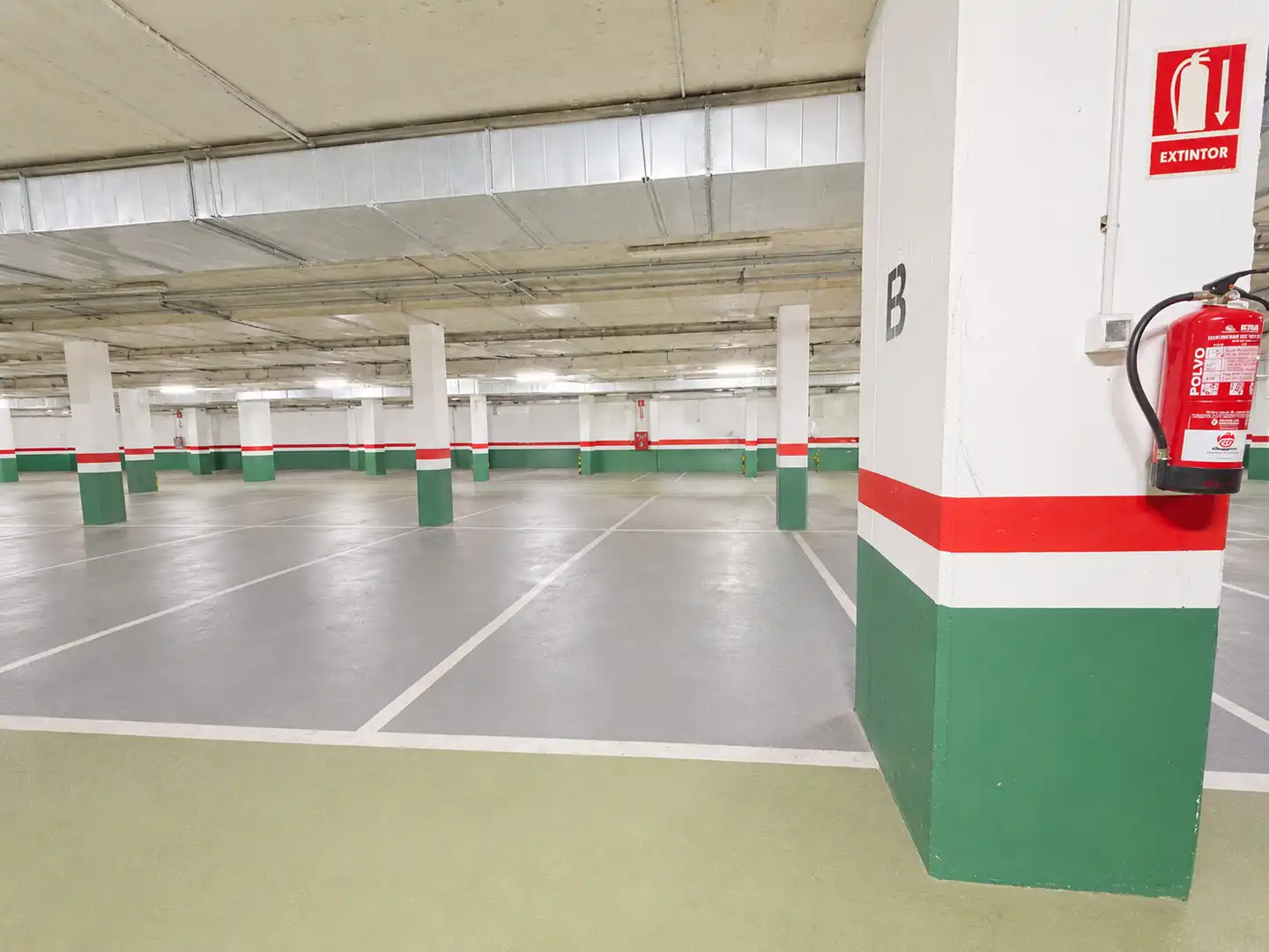 Parking of Flat for sale in Sevilla  with Air Conditioner and Community pool