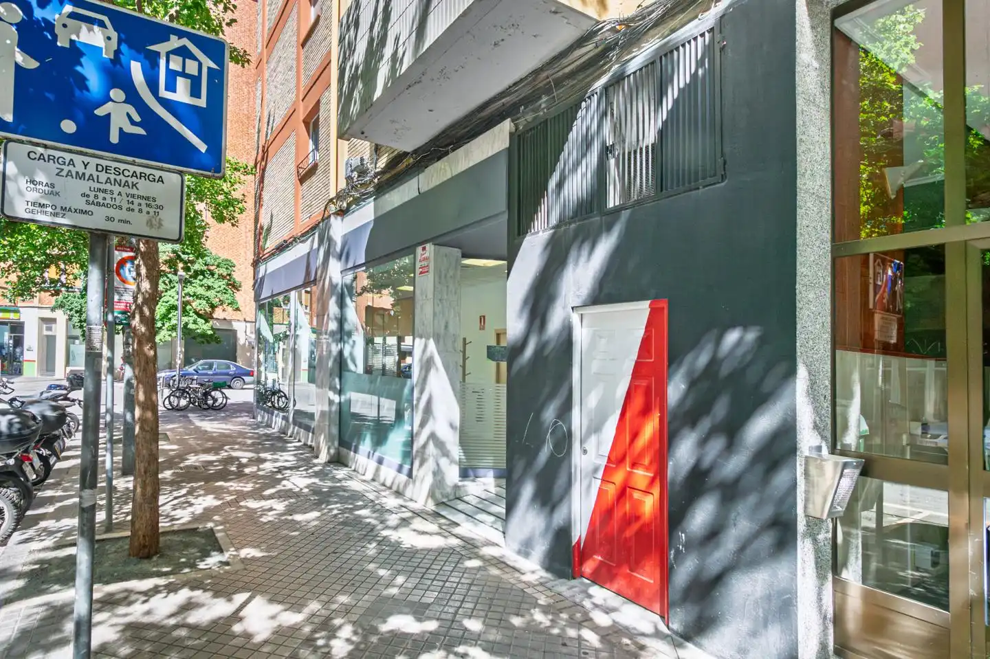 Exterior view of Commercial properties for rent in  Pamplona / Iruña  with Air Conditioner