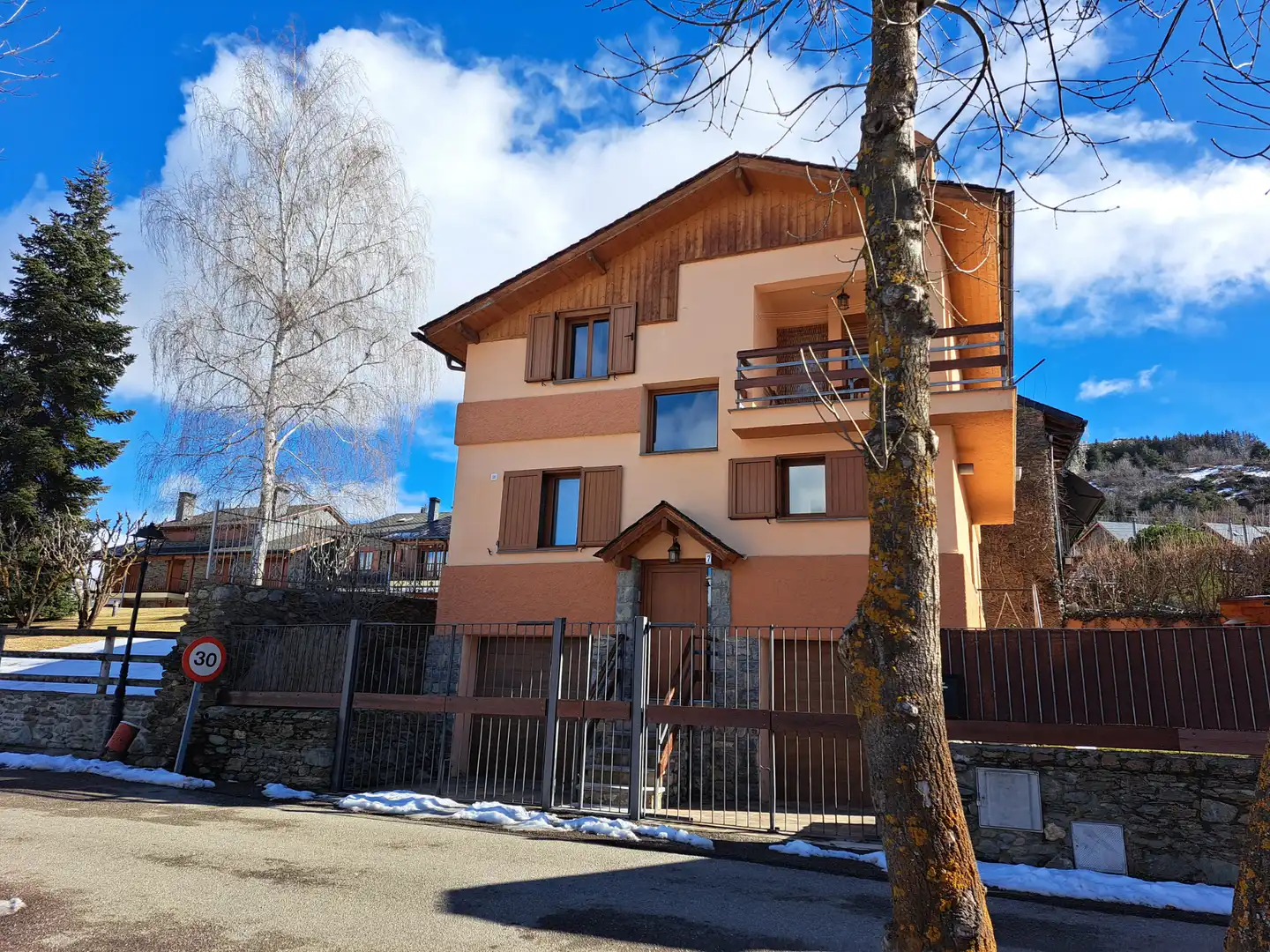 Vista exterior de Casa o xalet en venda en Fontanals de Cerdanya amb Calefacció, Terrassa i Moblat