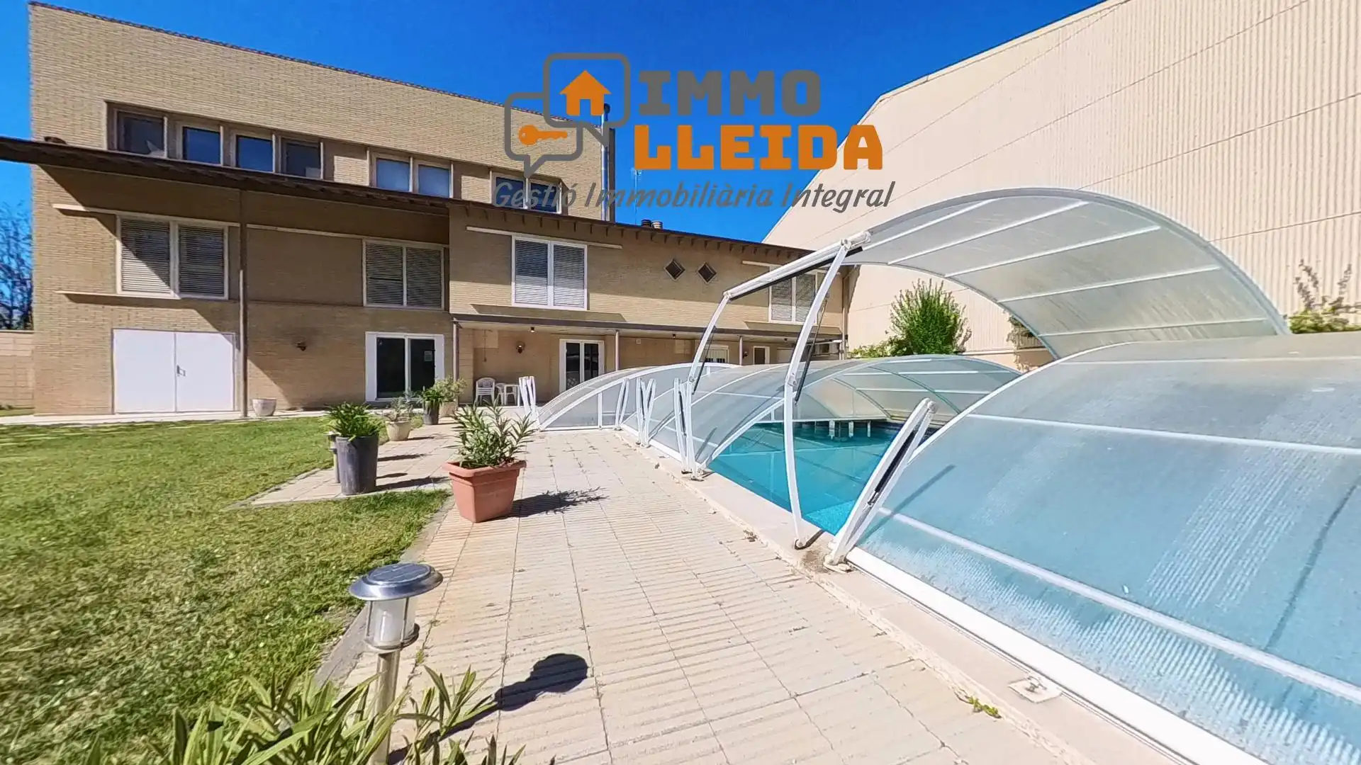 Piscina de Casa o xalet en venda en Tàrrega amb Calefacció, Terrassa i Moblat