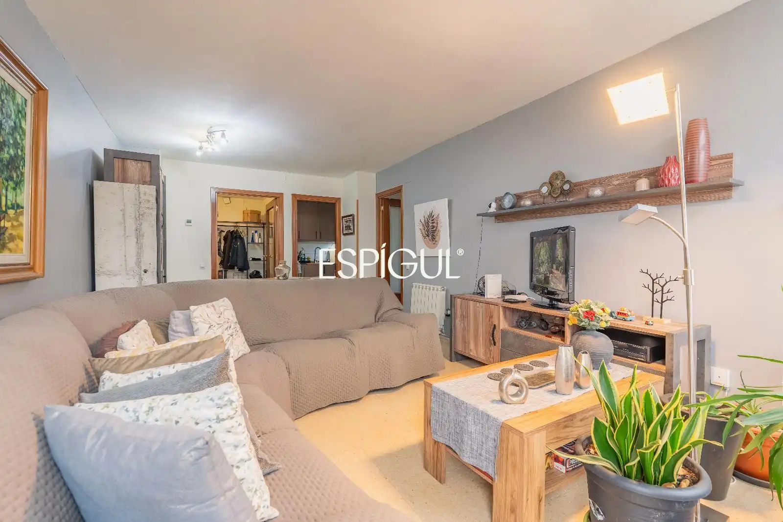 Wohnzimmer von Wohnung zum Verkauf in Salt mit Heizung, Möbliert und Ofen