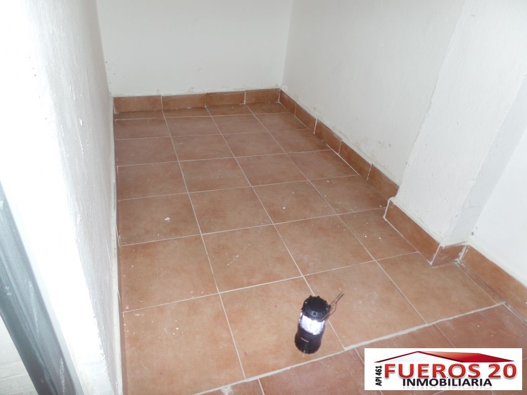 Box room to rent in Centro