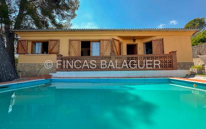 Vista exterior de Casa o xalet en venda en Terrassa amb Jardí privat, Piscina i Moblat