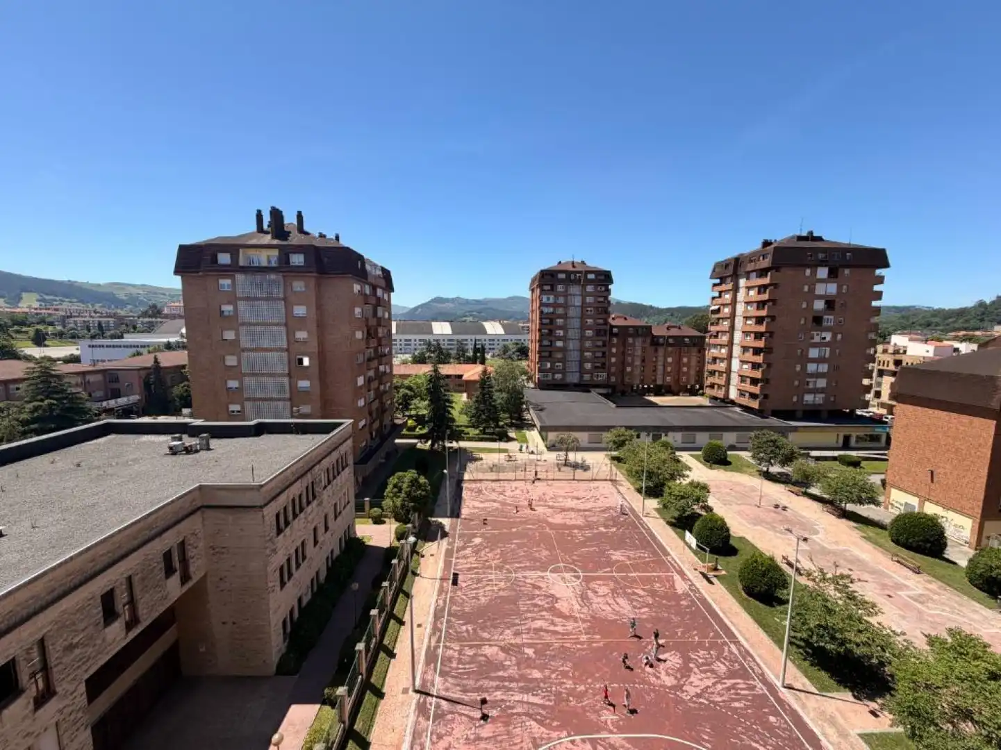 Vista exterior de Pis en venda en Torrelavega  amb Calefacció, Jardí privat i Parquet