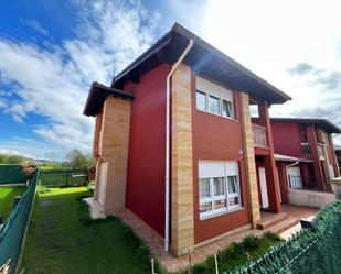 Vista exterior de Casa adosada en venda en Cabezón de la Sal amb Calefacció i Jardí privat
