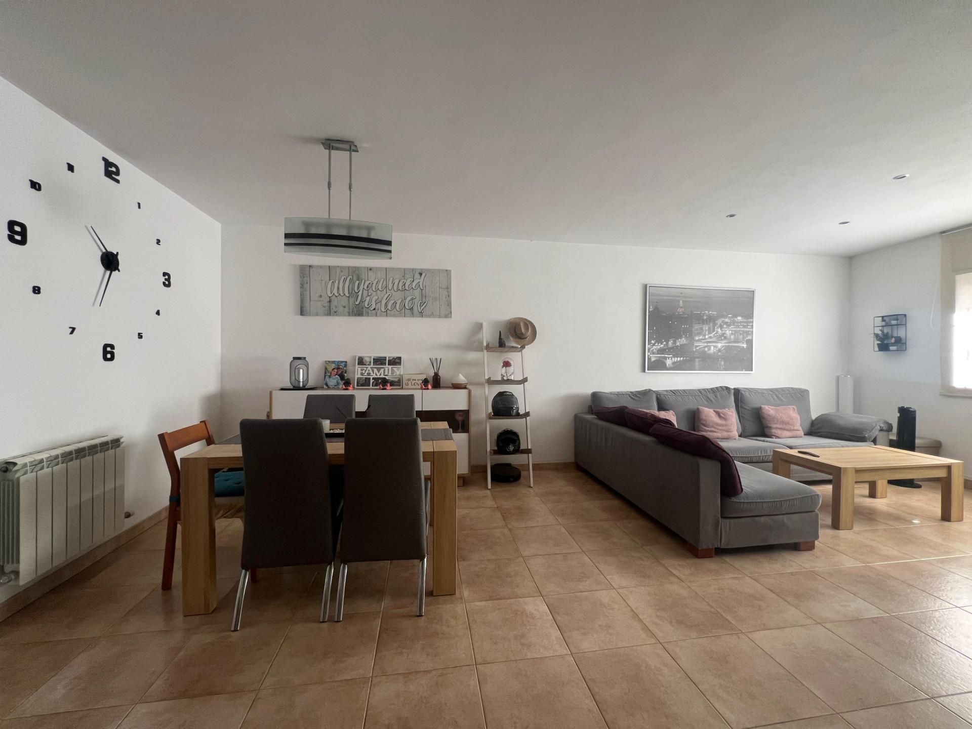 Wohnzimmer von Dachboden zum verkauf in Palafolls mit Heizung und Balkon