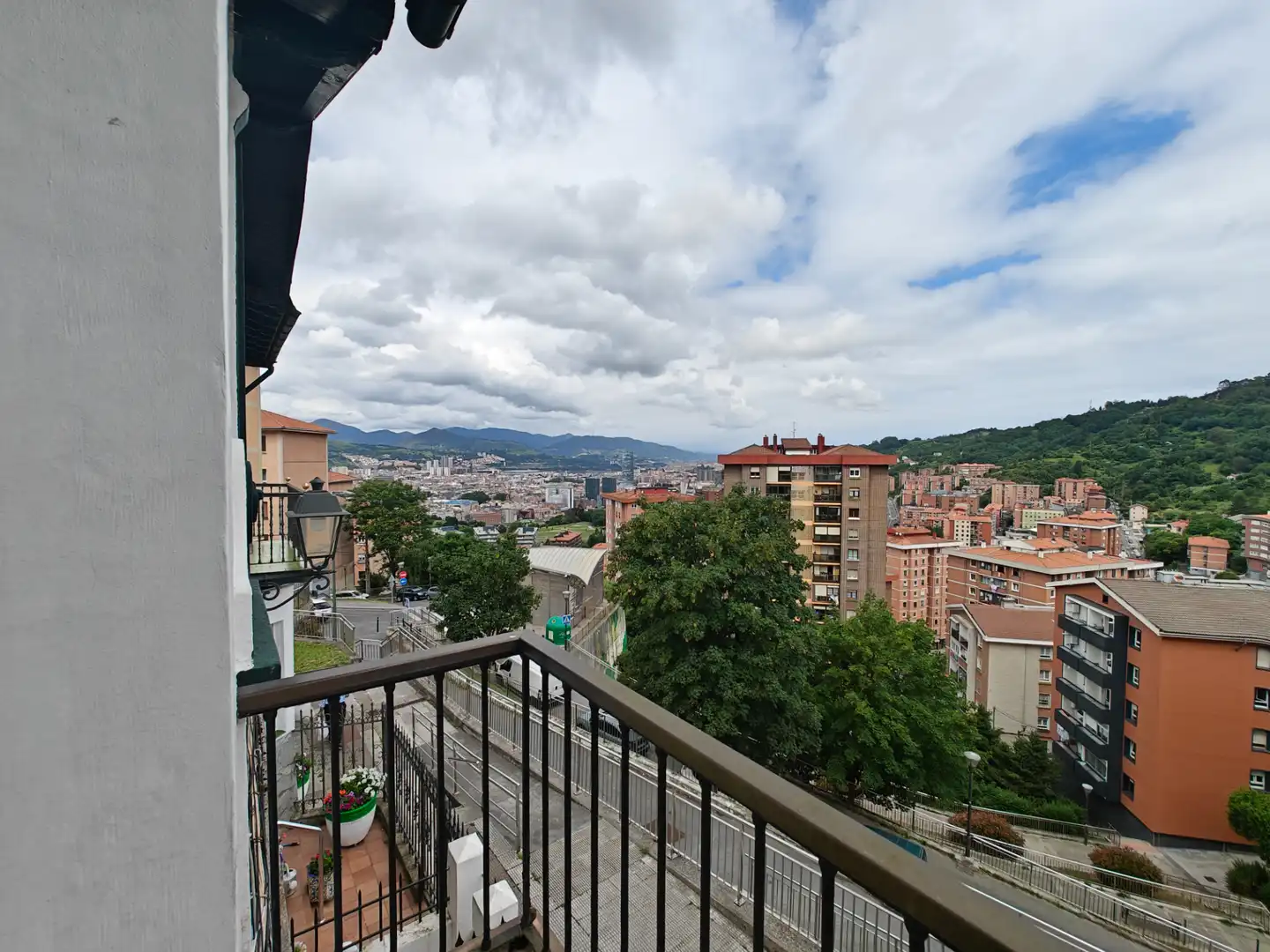 Vista exterior de Casa adosada en venda en Bilbao  amb Calefacció, Terrassa i Moblat
