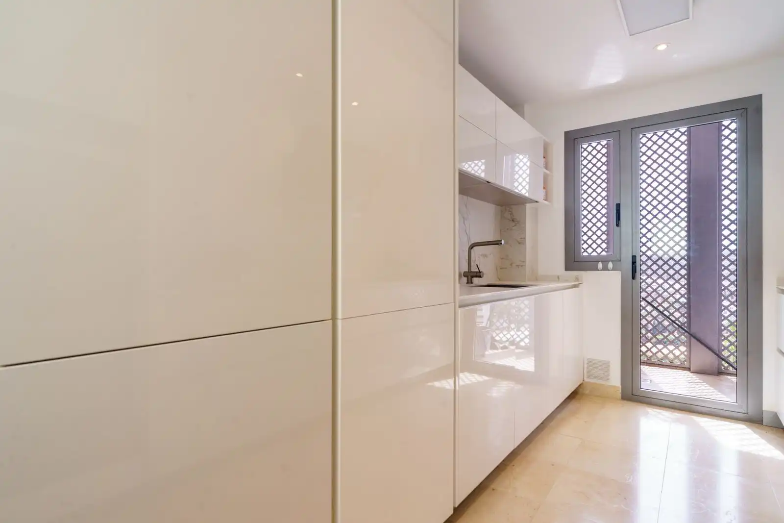 Küche von Wohnung zum Verkauf in Benahavís mit Terrasse, Abstellraum und Möbliert