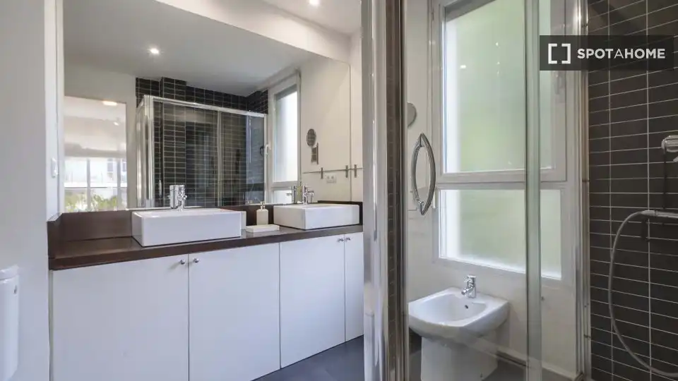 Baño de Piso de alquiler en Madrid con Aire acondicionado, Calefacción y Amueblado