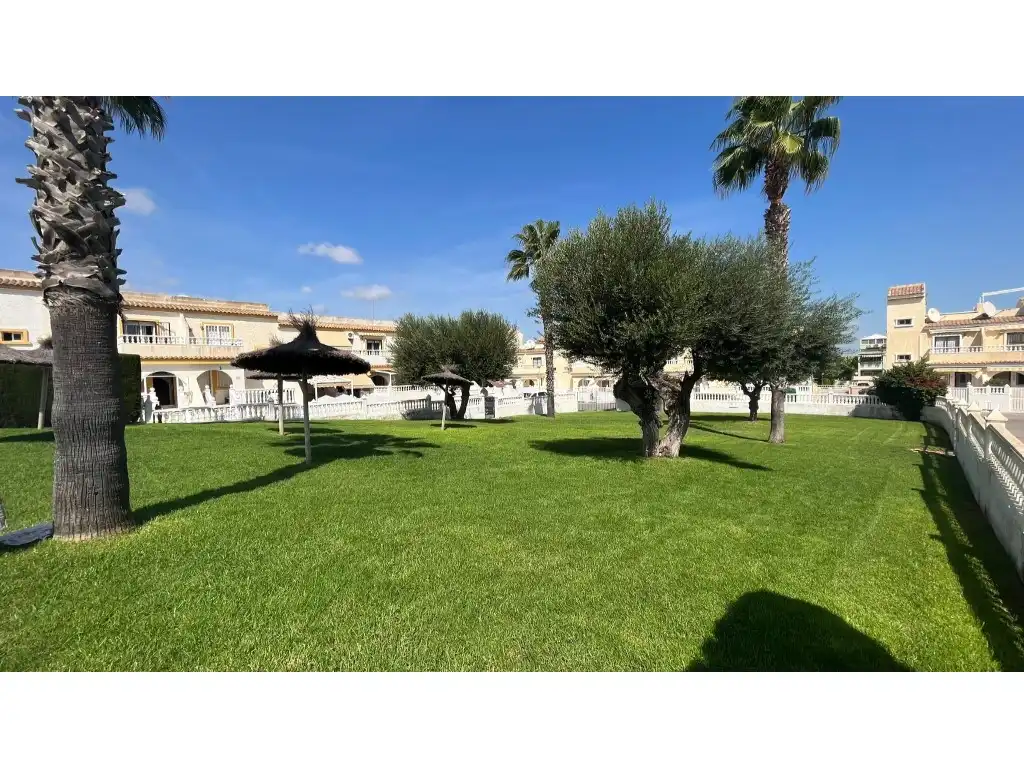 Vista exterior de Casa adosada en venda en Santa Pola amb Aire condicionat, Moblat i Rentadora