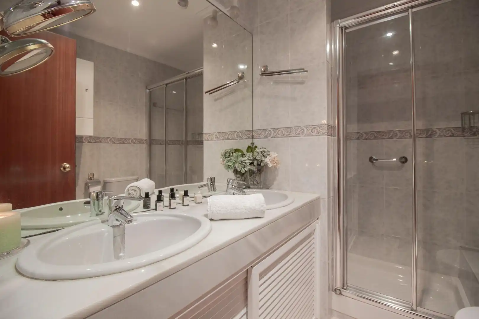 Bathroom of Flat for sale in Sevilla  with Air Conditioner, Heating and Community pool