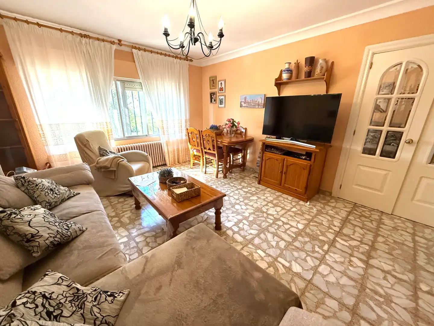 Living room of Houses for sale in Arganda del Rey  with Air Conditioner, Heating and Private garden
