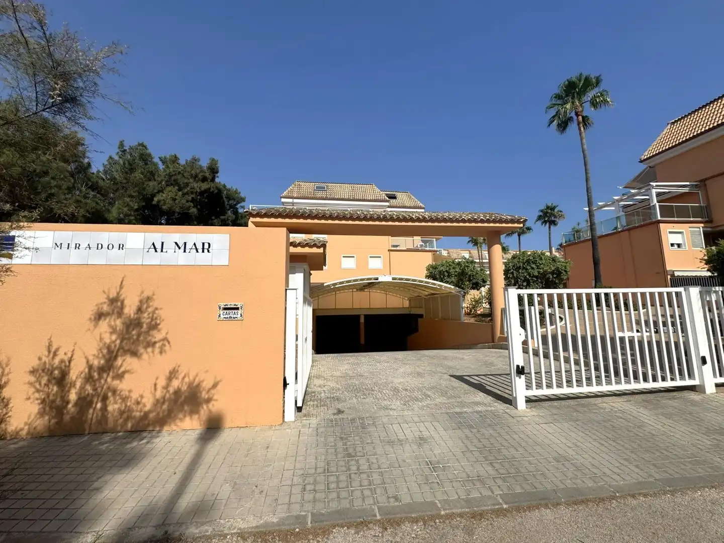 Vista exterior de Apartament en venda en Dénia amb Aire condicionat, Jardí privat i Terrassa
