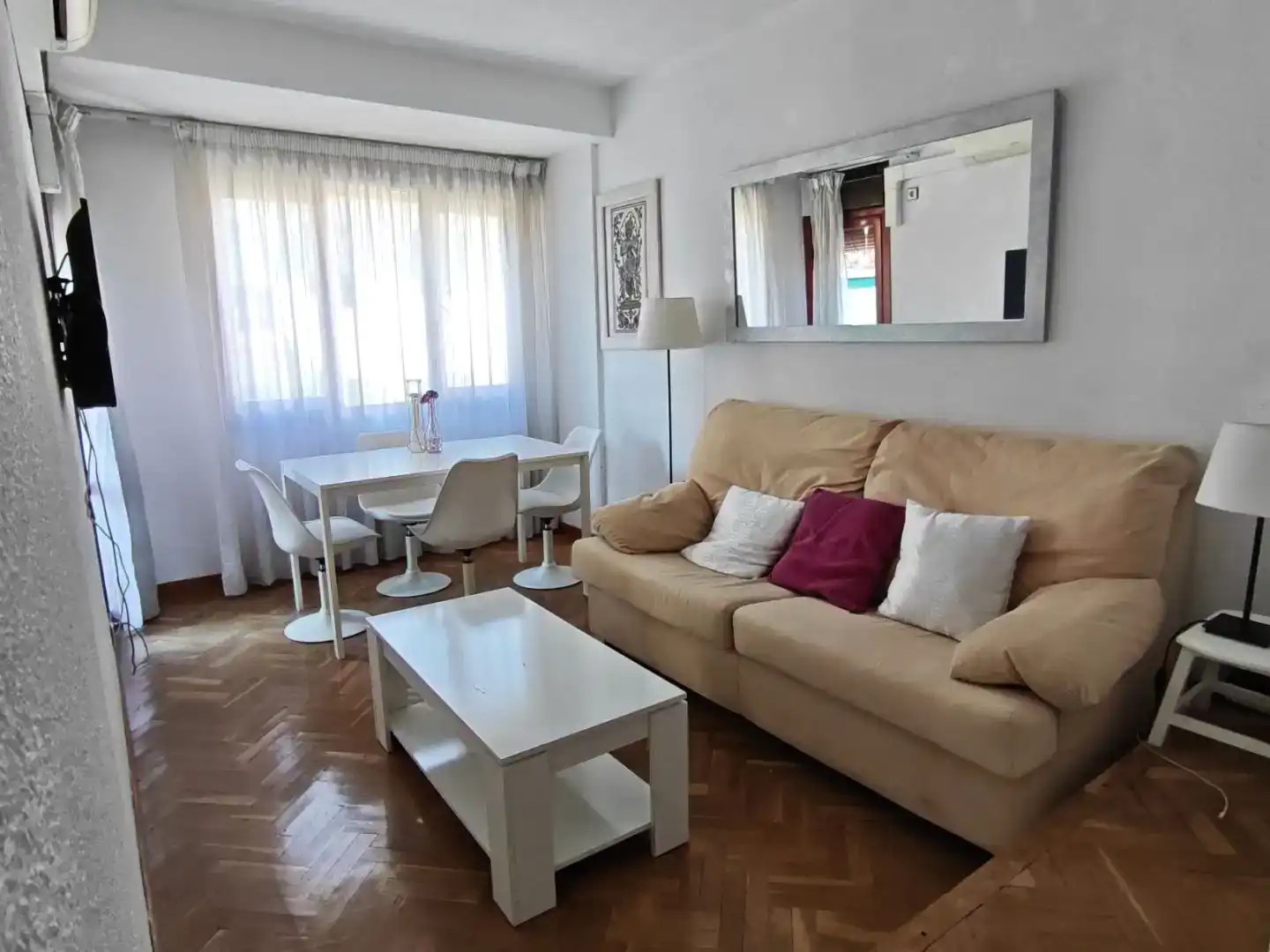 Wohnzimmer von Wohnung zur Miete in  Madrid Capital mit Klimaanlage und Balkon