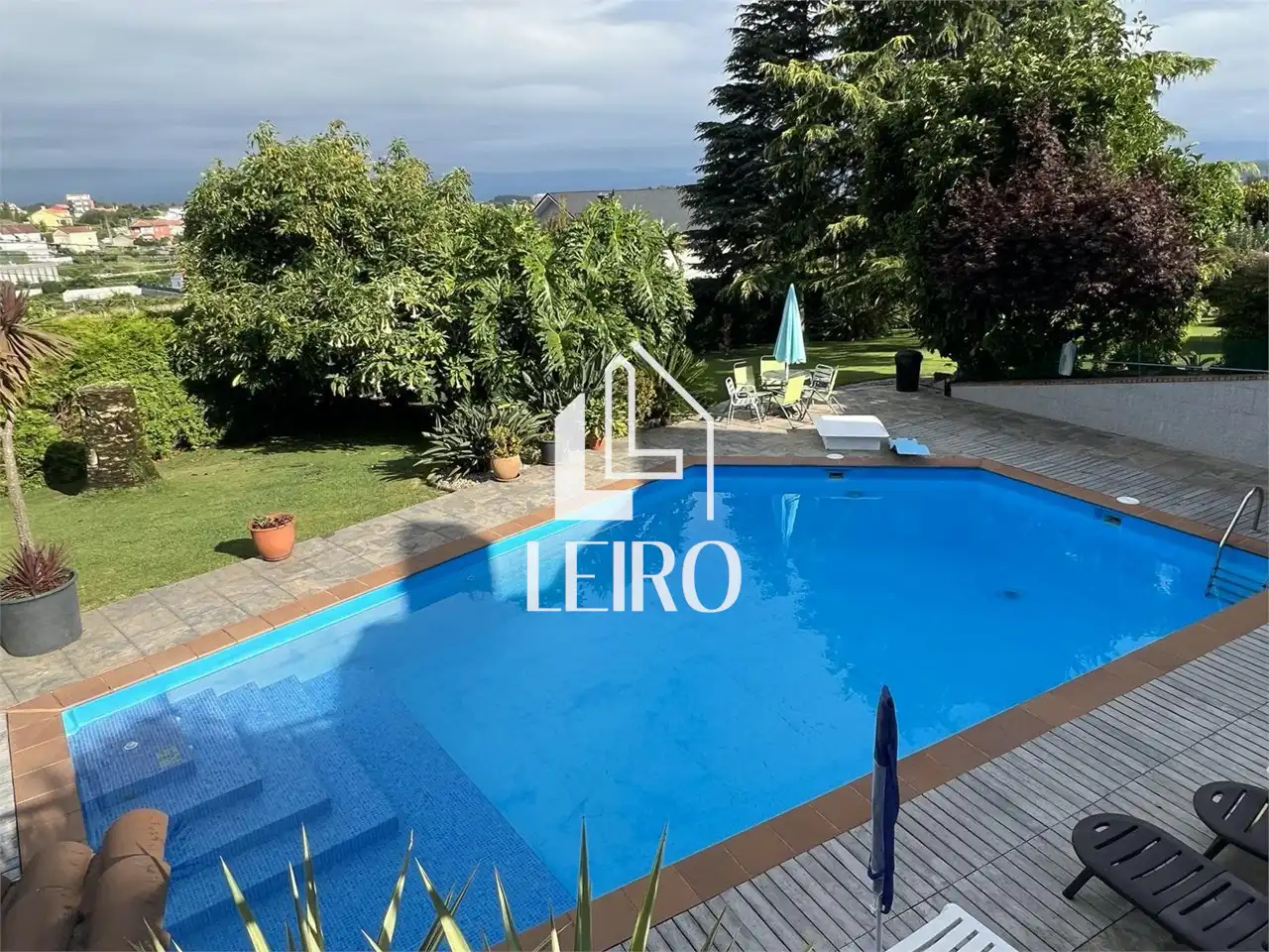 Piscina de Casa o xalet en venda en Vilagarcía de Arousa amb Calefacció, Jardí privat i Terrassa