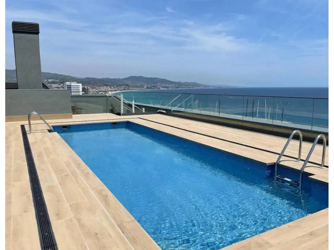 Piscina de Dúplex en venta en Badalona con Terraza, Trastero y Balcón