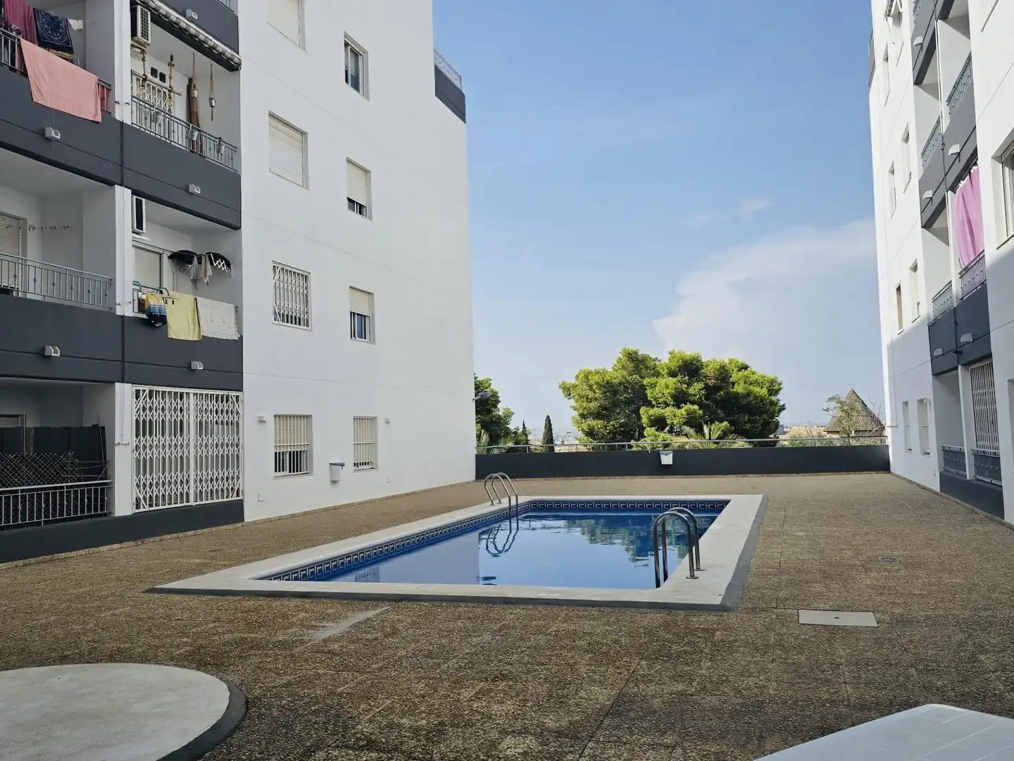 Schwimmbecken von Wohnung zum Verkauf in Torrevieja mit Klimaanlage, Heizung und Privatgarten