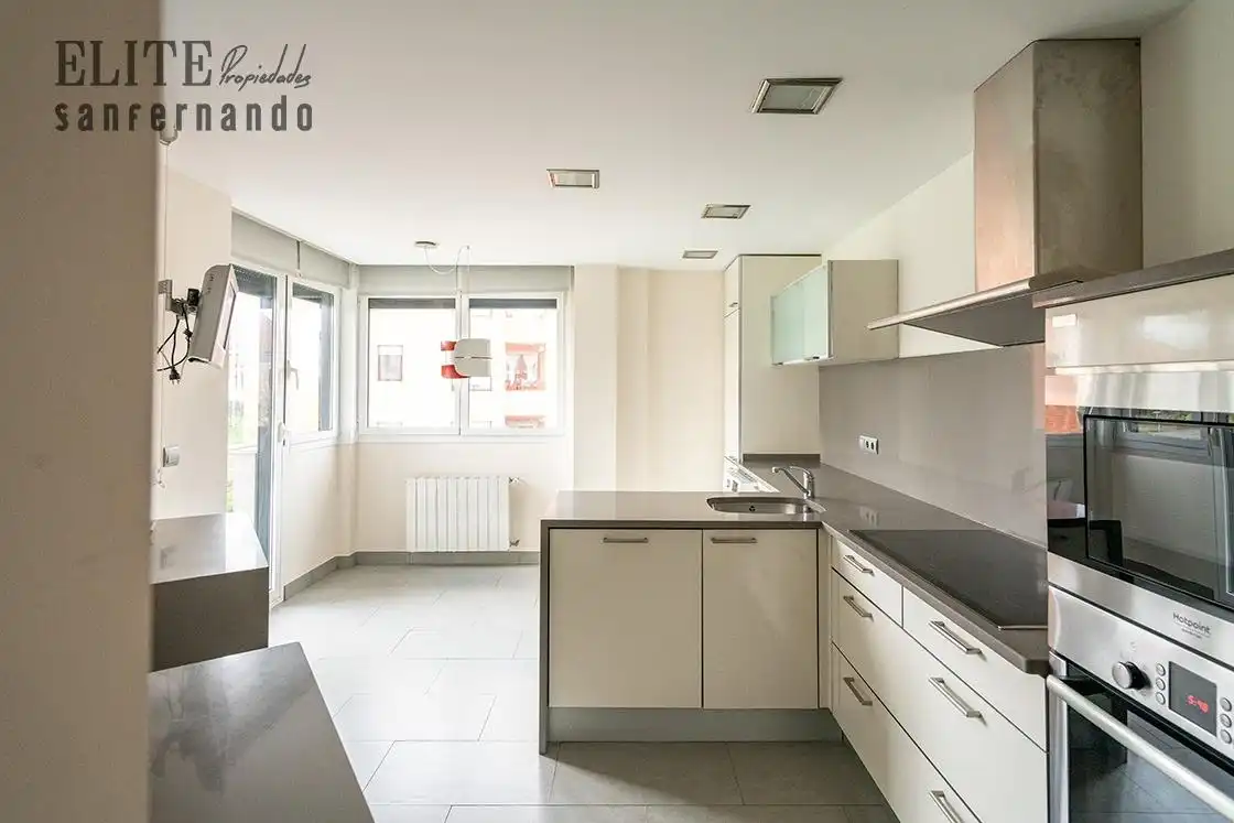 Cocina de Piso en venta en Santander con Calefacción, Jardín privado y Parquet