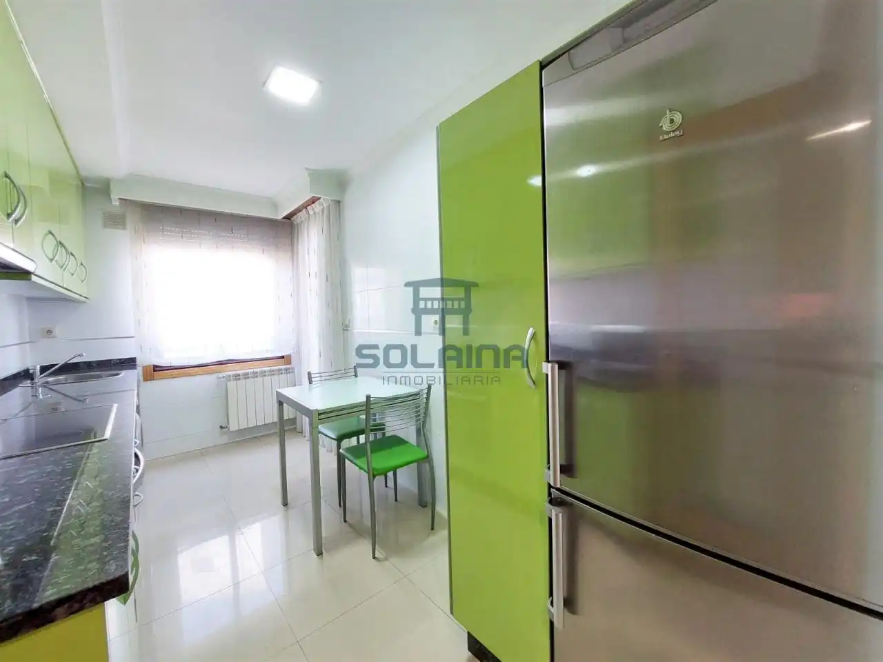 Cuina de Apartament de lloguer en Ourense Capital  amb Calefacció, Traster i Moblat