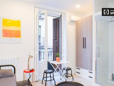 Appartamento con balcone in affitto a Centro