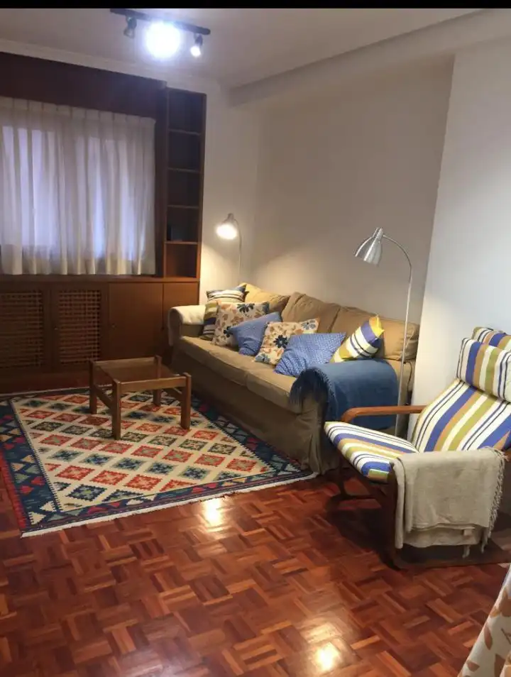 Sala d'estar de Apartament de lloguer en Gijón  amb Calefacció, Parquet i Moblat