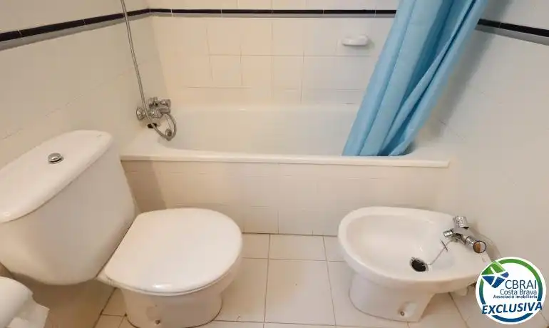 Bathroom of Apartments for sale in Llançà  with Air Conditioner, Heating and Terrace