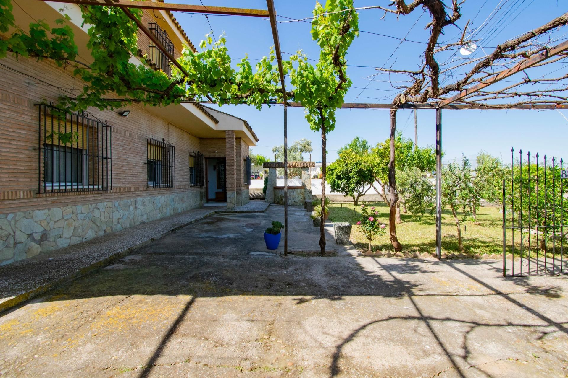 Garden of House or chalet for sale in La Rinconada  with Air Conditioner, Heating and Terrace