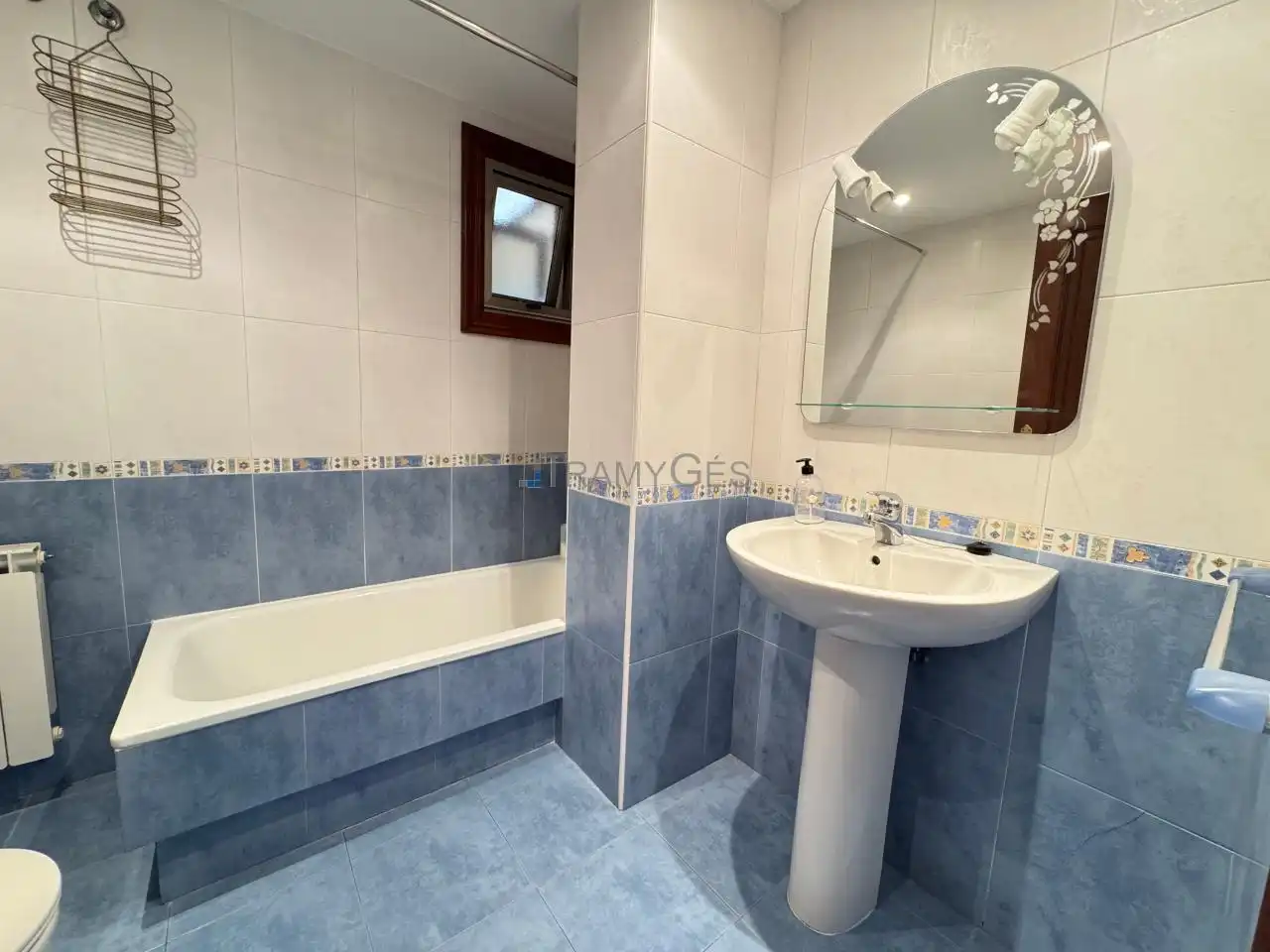 Bathroom of Flat for sale in Vigo   with Heating, Parquet flooring and Storage room