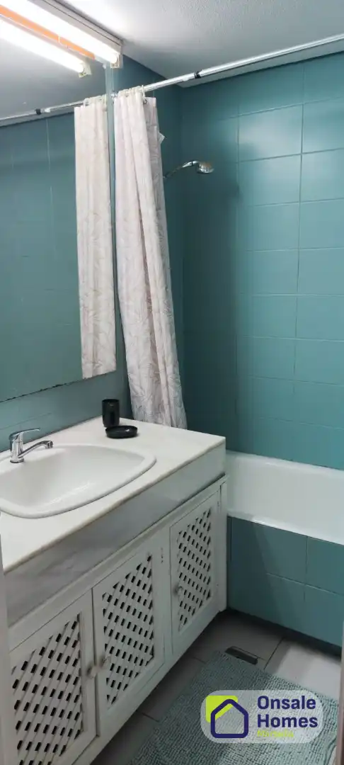 Baño de Apartamento en venta en Marbella con Terraza, Trastero y Piscina comunitaria