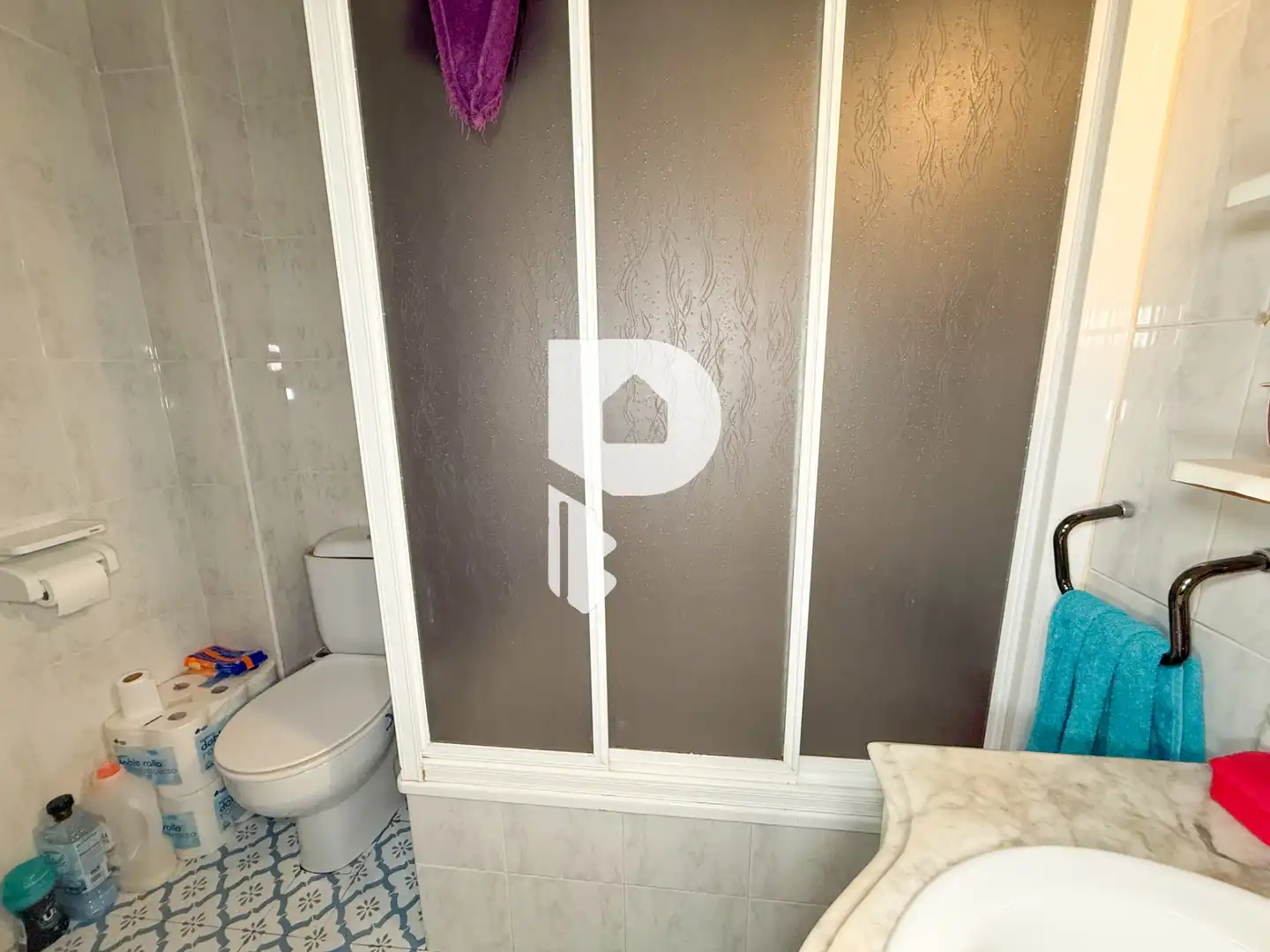Badezimmer von Wohnung zum Verkauf in Sant Vicenç Dels Horts mit Heizung, Abstellraum und Fernseher