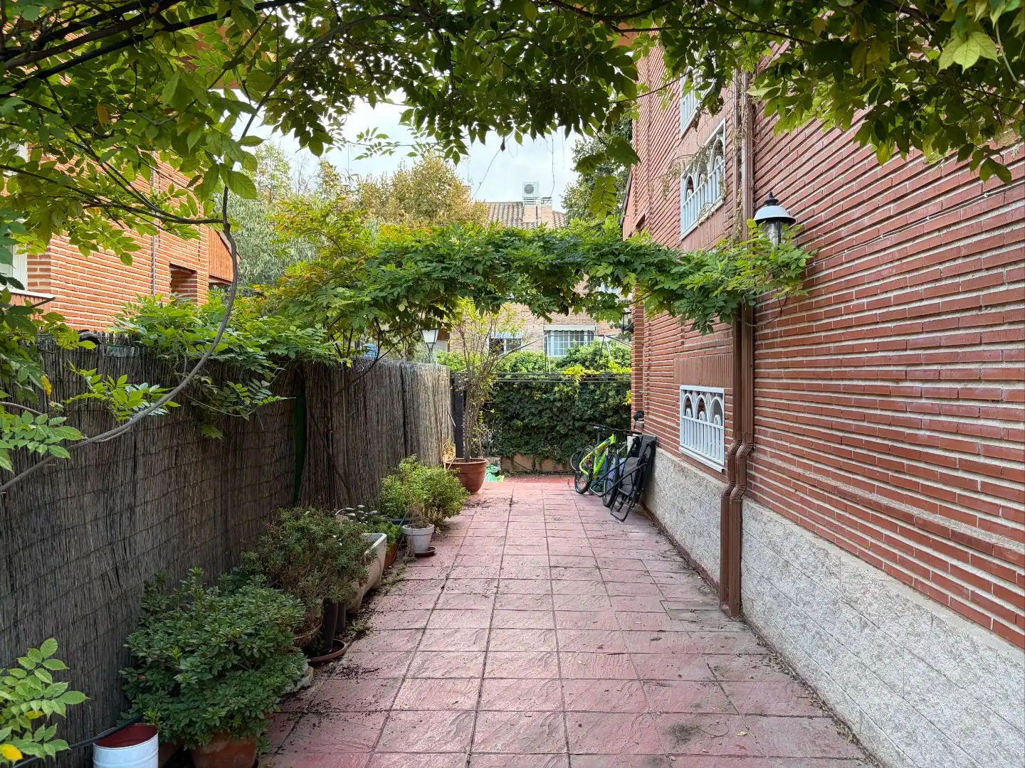 Vista exterior de Casa o xalet en venda en Villaviciosa de Odón amb Aire condicionat i Terrassa