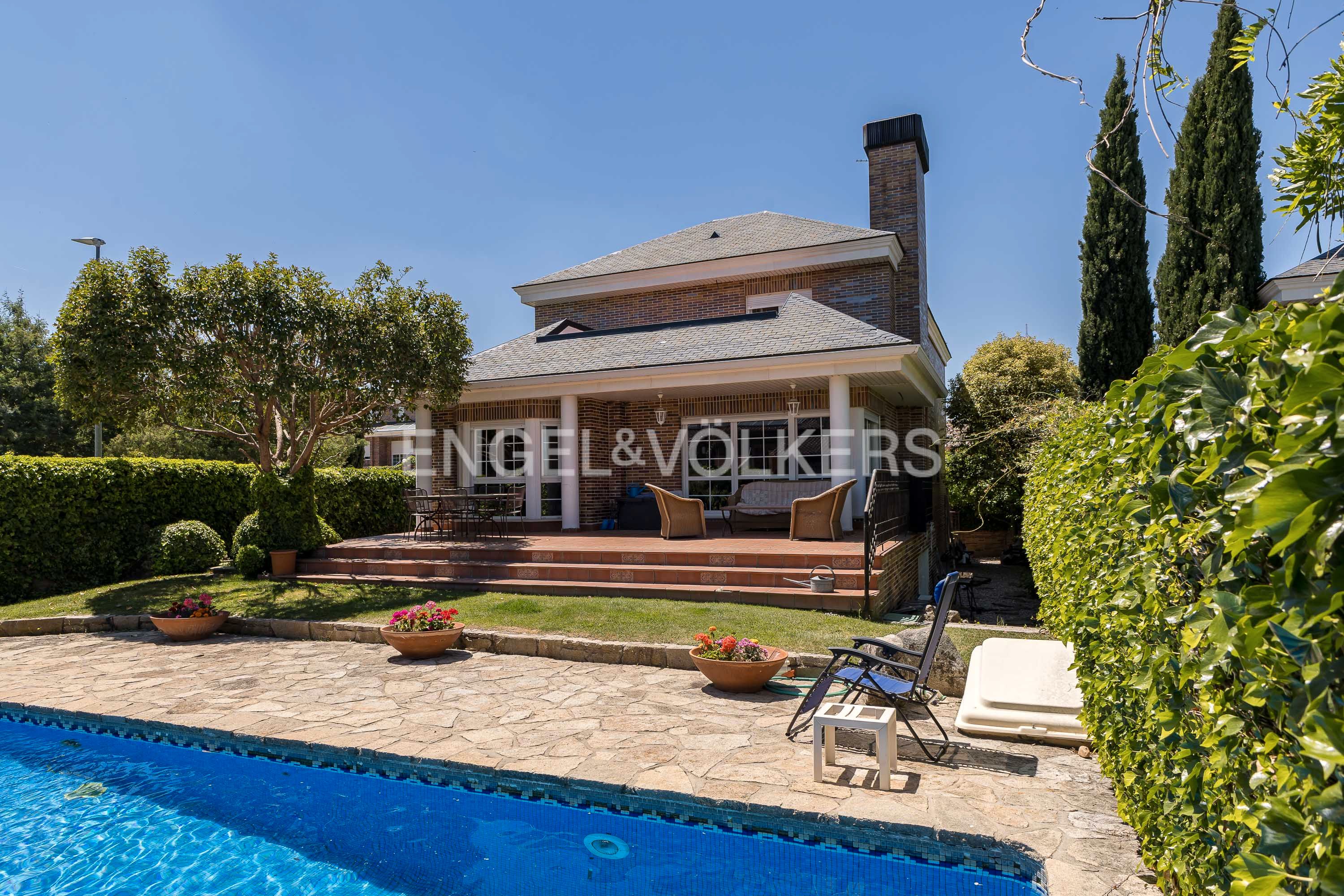 Exterior view of House or chalet for sale in Las Rozas de Madrid  with Heating, Private garden and Terrace