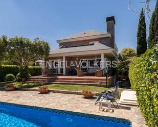 Vista exterior de Casa o xalet en venda en Las Rozas de Madrid amb Aire condicionat, Calefacció i Jardí privat