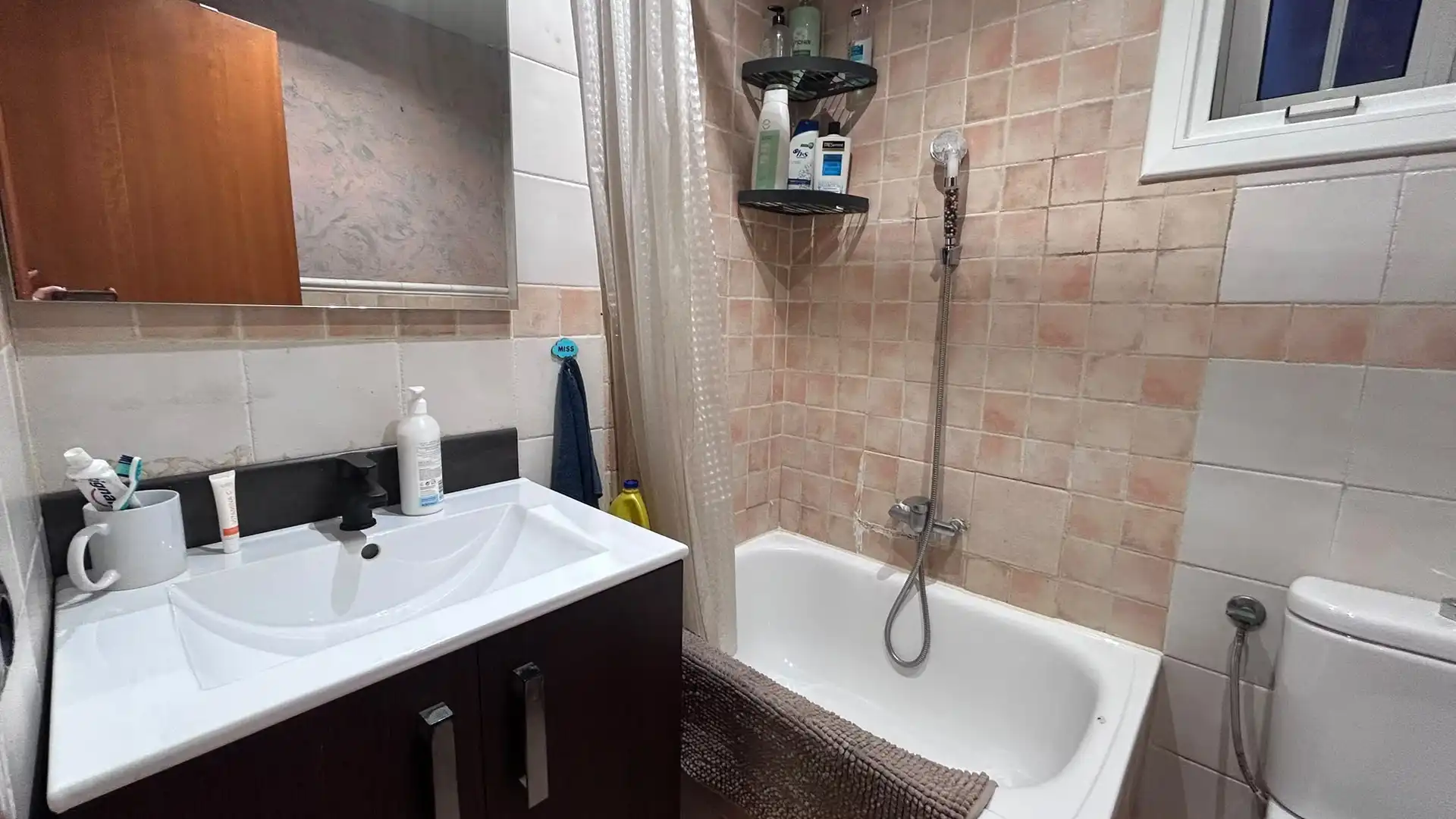 Badezimmer von Wohnung zum Verkauf in Sant Boi de Llobregat mit Balkon