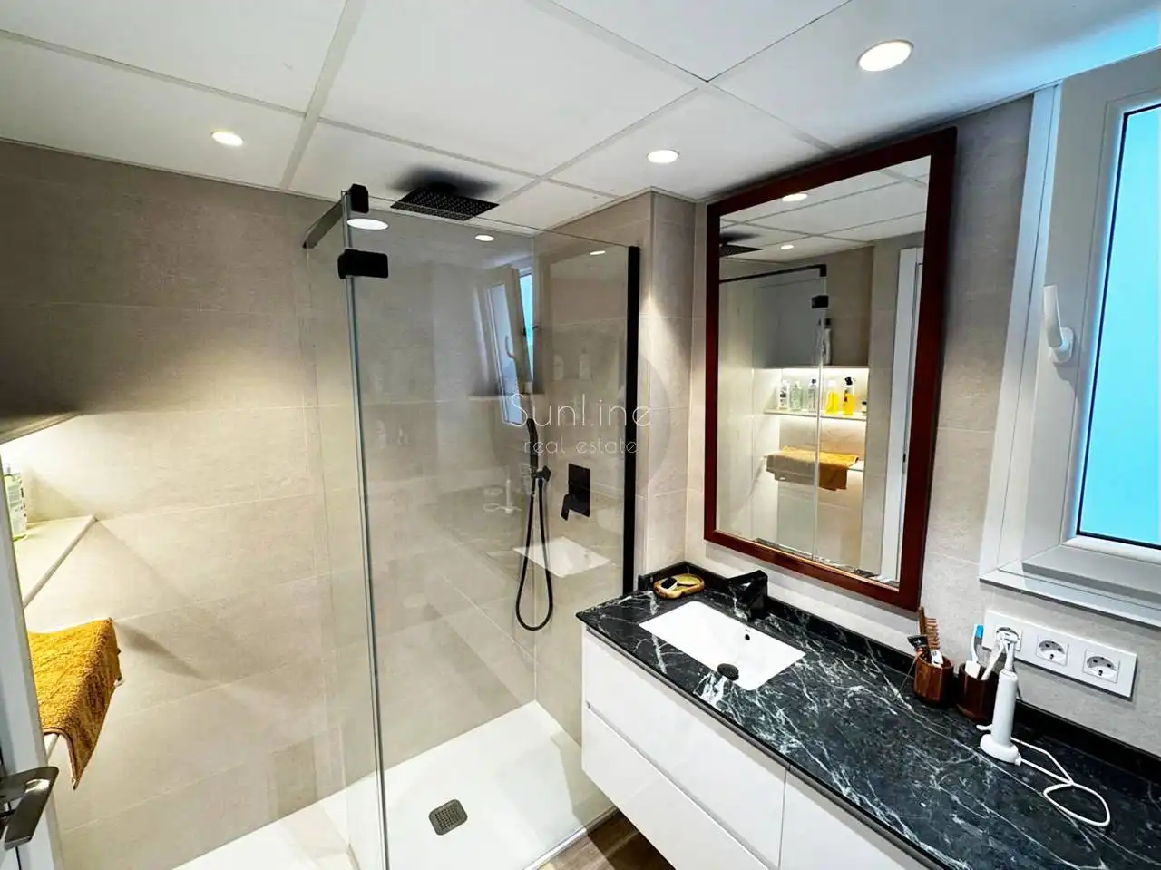 Badezimmer von Wohnung zum Verkauf in Gandia mit Klimaanlage, Terrasse und Möbliert