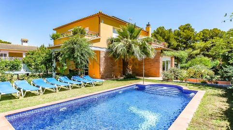 Villa de diseño con piscina en Parc de Cubelles