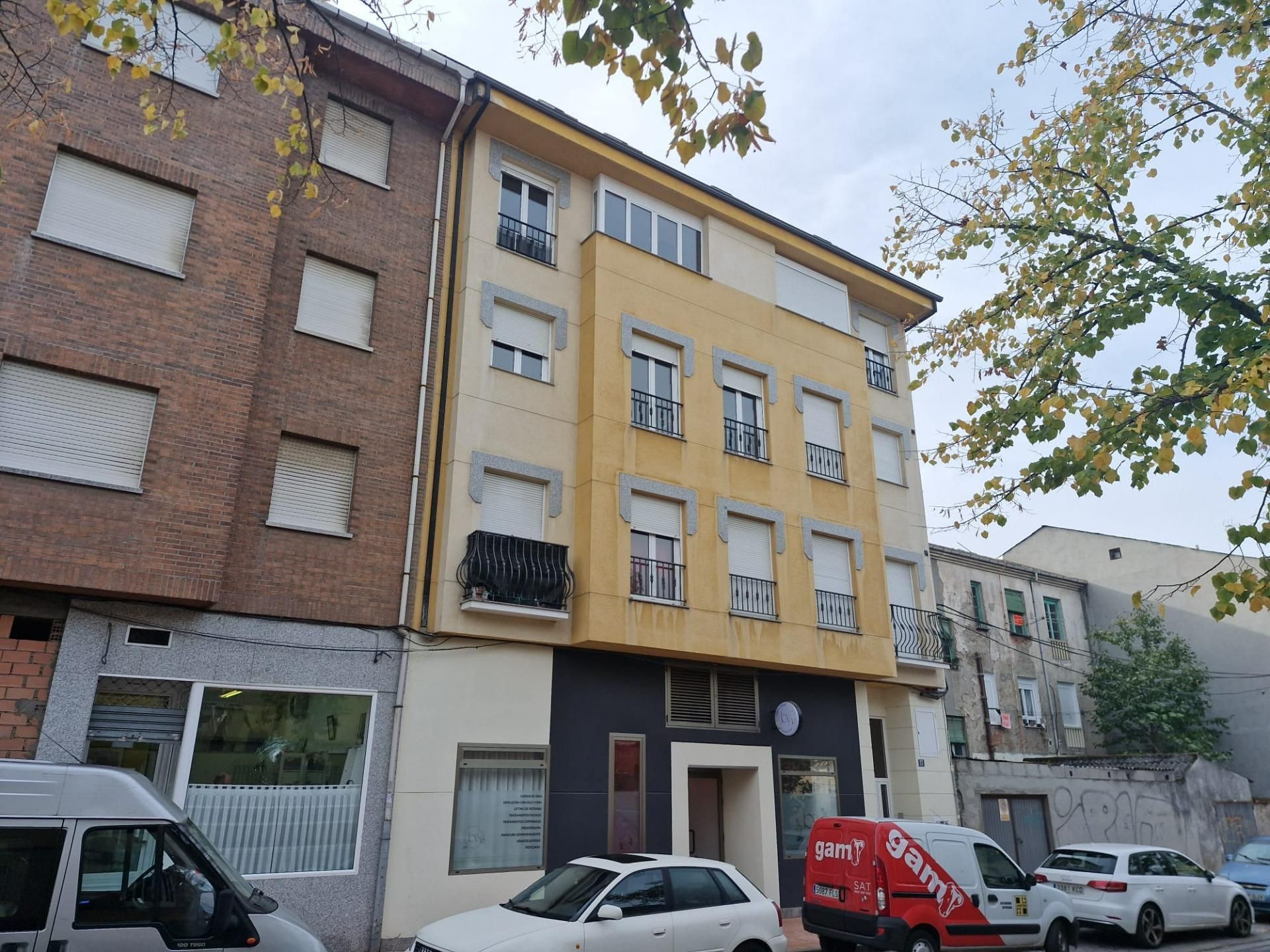 Vista exterior de Apartament en venda en Ponferrada amb Calefacció, Terrassa i Traster
