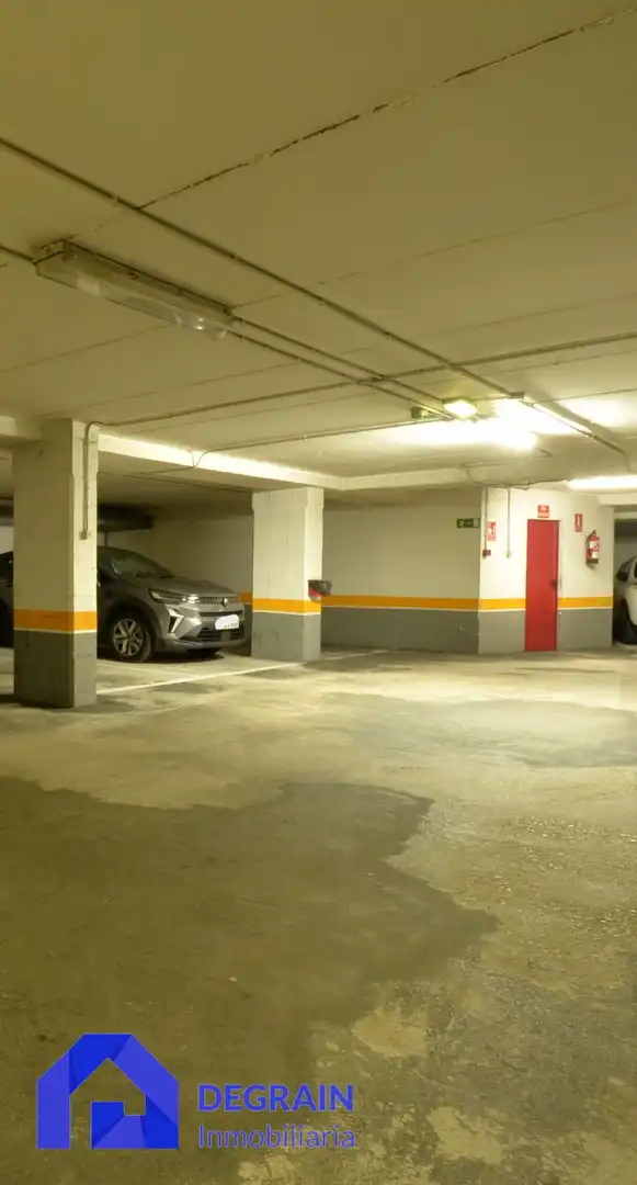 Aparcament de Pis en venda en Oviedo  amb Traster