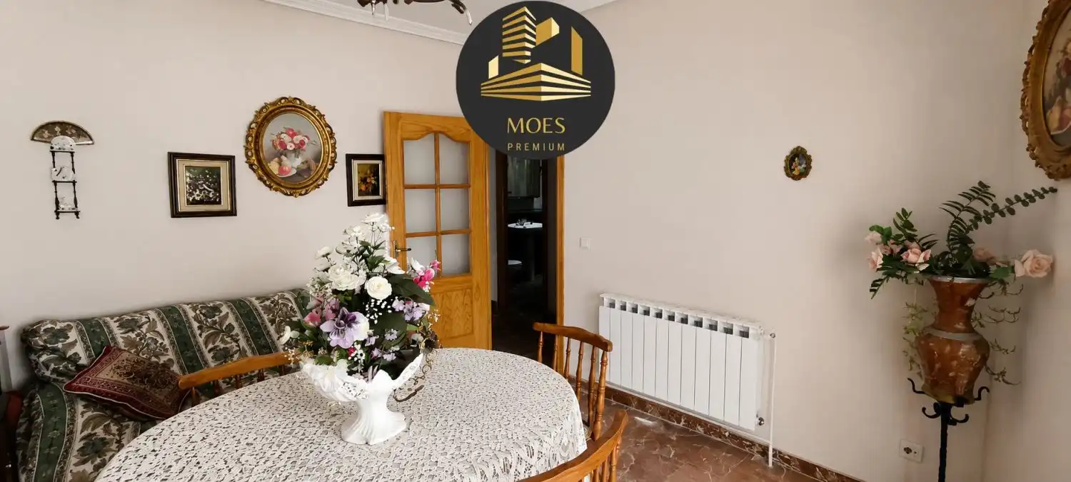 Vista exterior de Casa o xalet en venda en Úbeda amb Aire condicionat, Calefacció i Terrassa