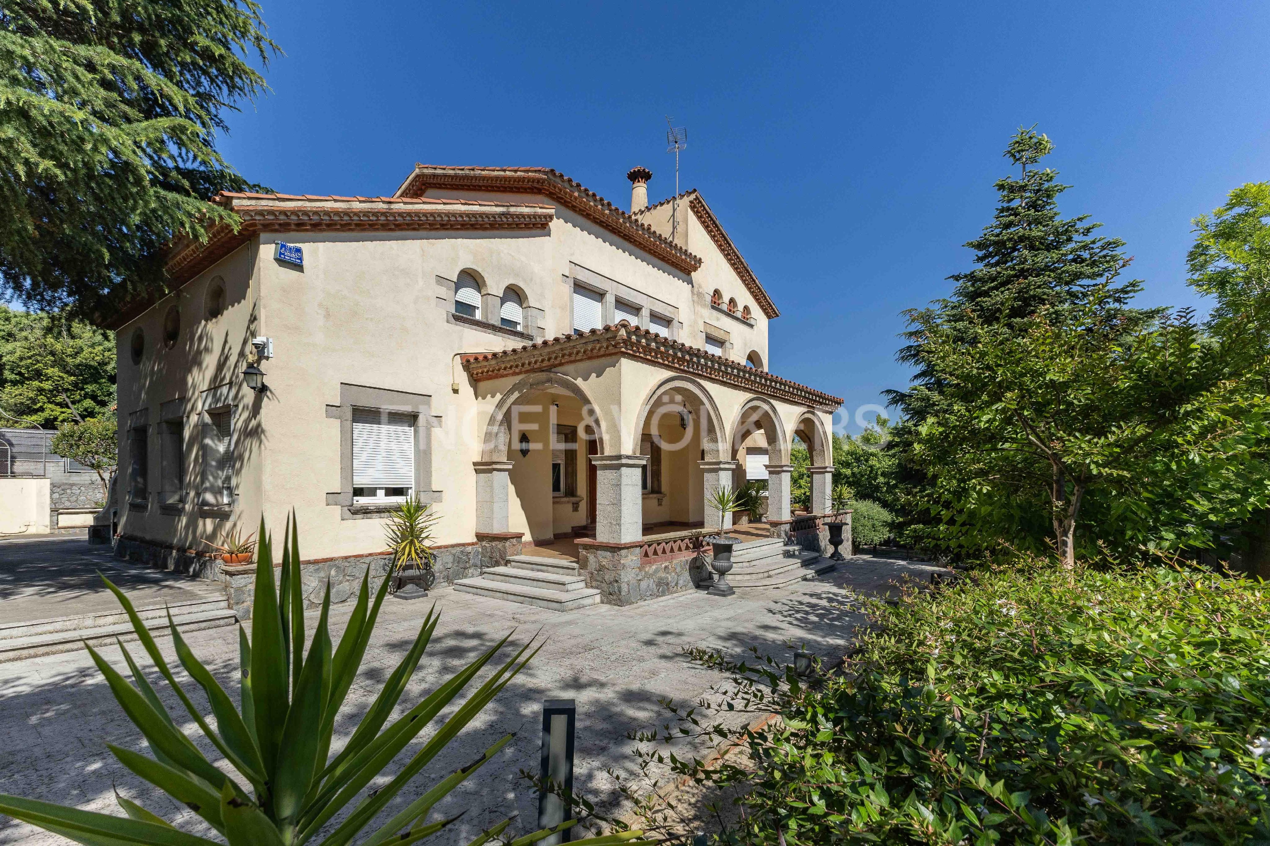 Vista exterior de Casa o xalet en venda en Sant Cugat del Vallès amb Aire condicionat, Calefacció i Jardí privat