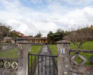 Vista exterior de Casa o xalet en venda en Gijón  amb Jardí privat i Traster