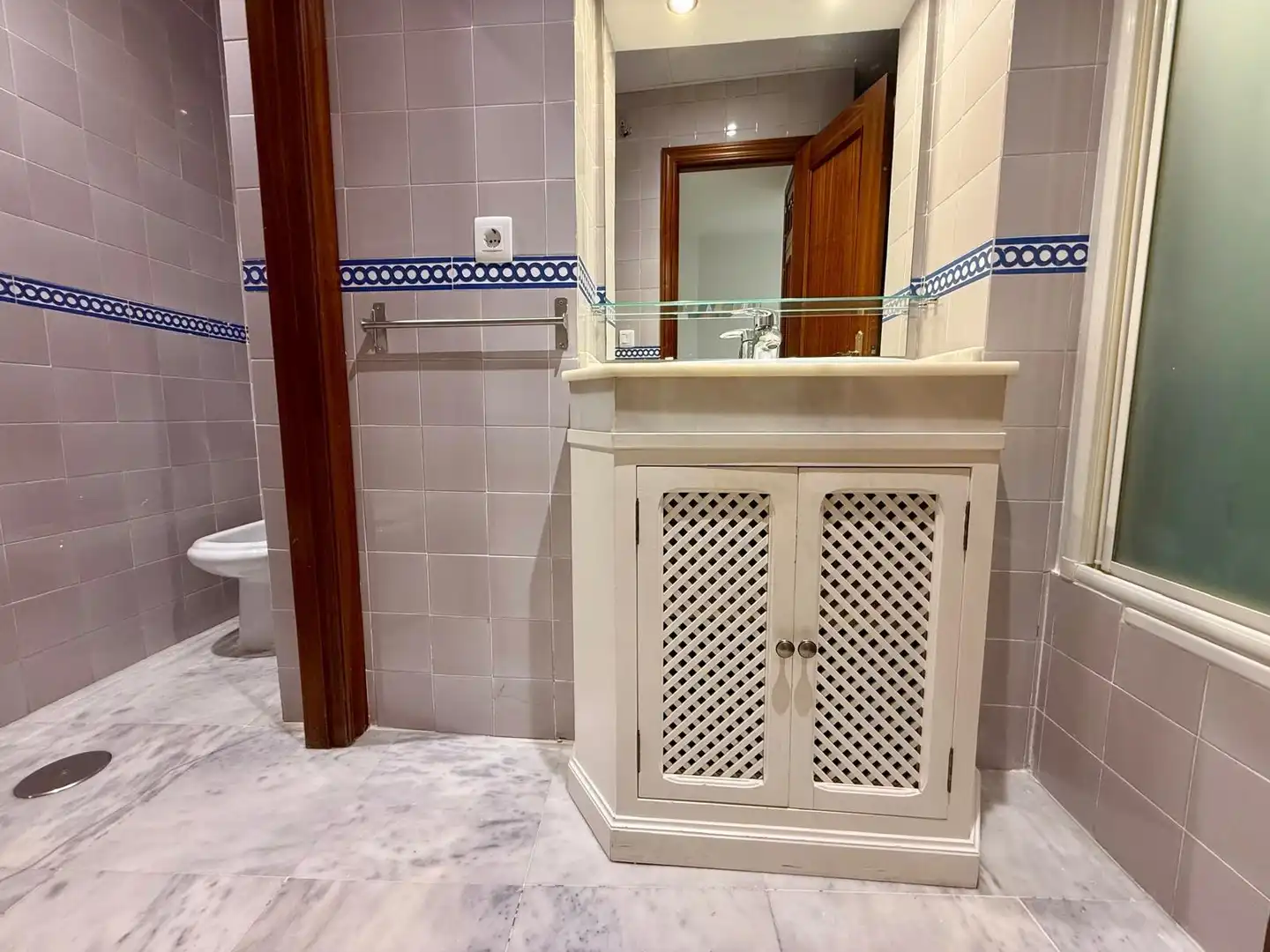 Bathroom of Flat for rent in Sevilla  with Air Conditioner, Heating and Furnished