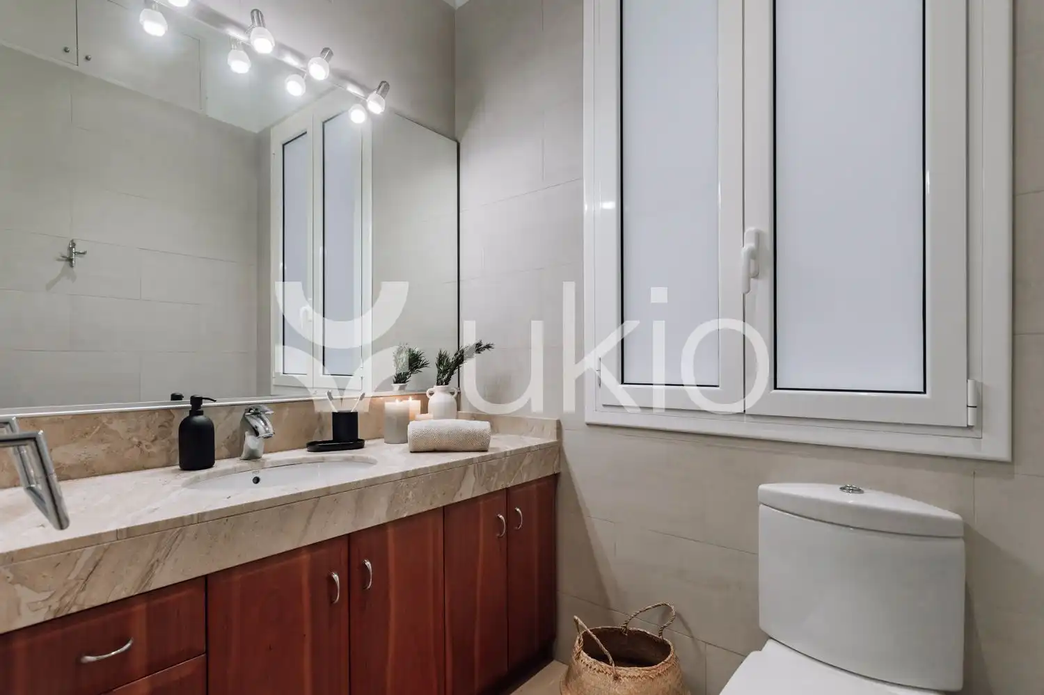 Baño de Apartamento de alquiler en Barcelona con Aire acondicionado, Calefacción y Amueblado